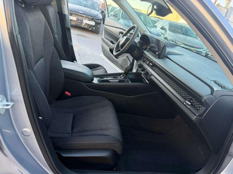 Honda Accord Sedan Vehicle Full-screen Gallery Image 23