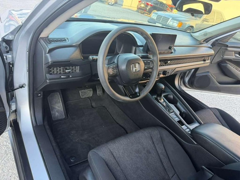 Honda Accord Sedan Vehicle Full-screen Gallery Image 24