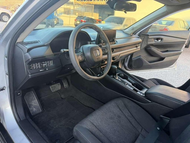 Honda Accord Sedan Vehicle Full-screen Gallery Image 27