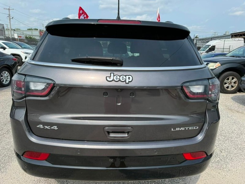 Jeep Compass Vehicle Full-screen Gallery Image 11