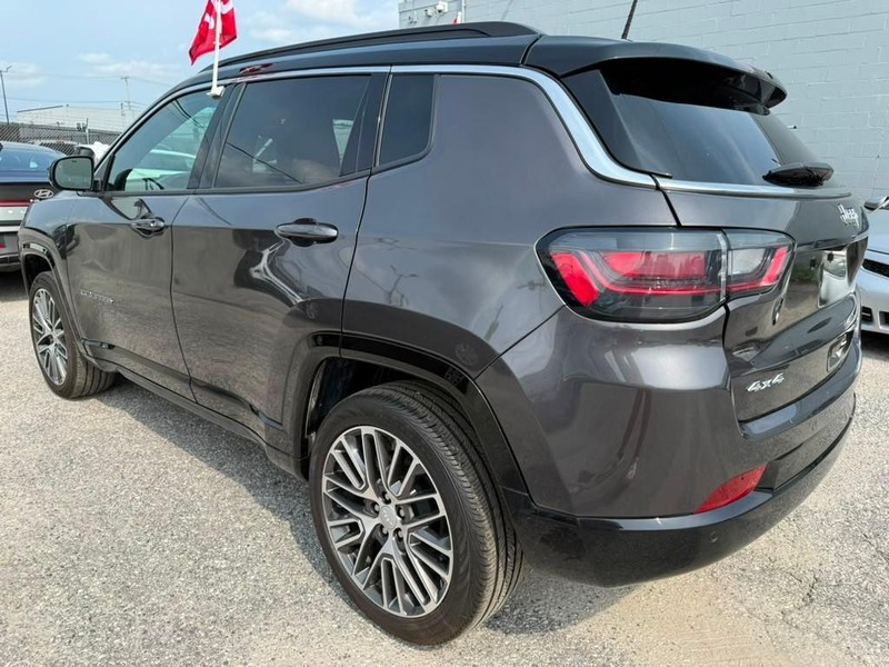 Jeep Compass Vehicle Full-screen Gallery Image 12