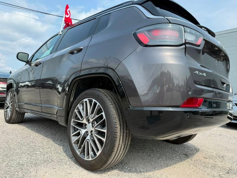 Jeep Compass Vehicle Full-screen Gallery Image 13