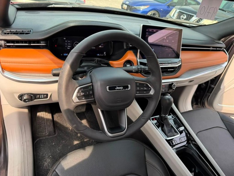 Jeep Compass Vehicle Full-screen Gallery Image 14