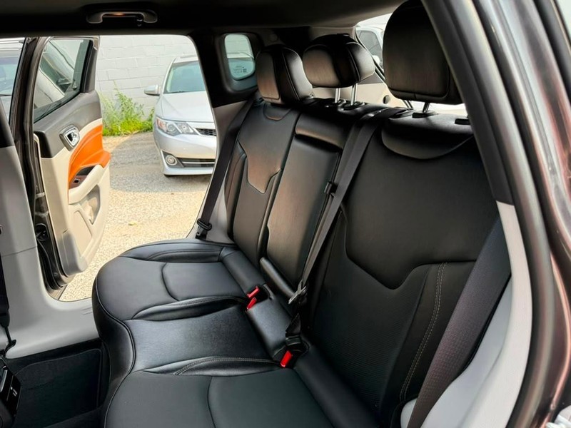 Jeep Compass Vehicle Full-screen Gallery Image 17