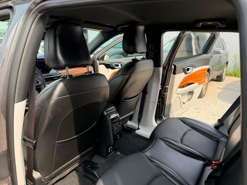 Jeep Compass Vehicle Full-screen Gallery Image 18