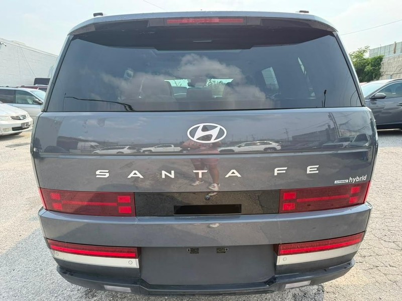 Hyundai Santa Fe Hybrid Vehicle Full-screen Gallery Image 10