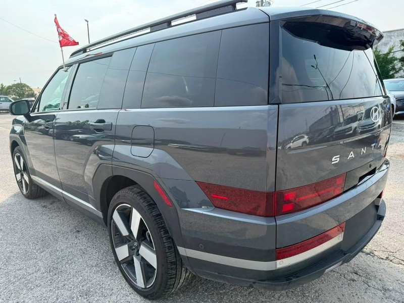 Hyundai Santa Fe Hybrid Vehicle Full-screen Gallery Image 11