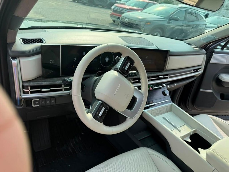 Hyundai Santa Fe Hybrid Vehicle Full-screen Gallery Image 14