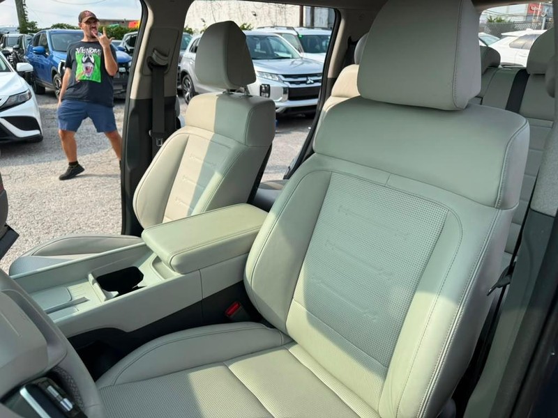 Hyundai Santa Fe Hybrid Vehicle Full-screen Gallery Image 15