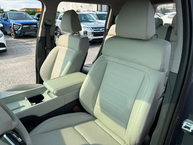 Hyundai Santa Fe Hybrid Vehicle Full-screen Gallery Image 16