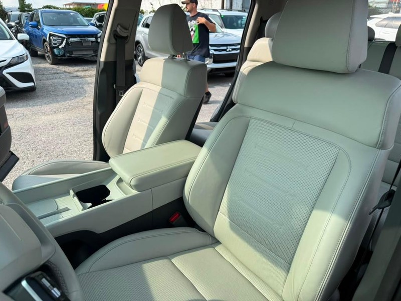 Hyundai Santa Fe Hybrid Vehicle Full-screen Gallery Image 17