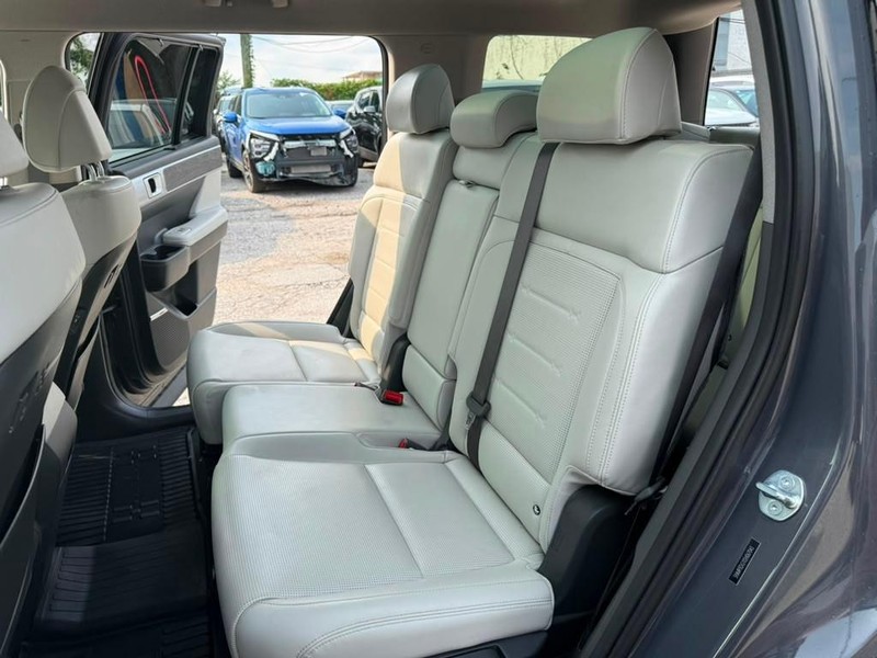 Hyundai Santa Fe Hybrid Vehicle Full-screen Gallery Image 18