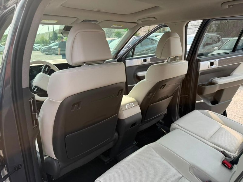 Hyundai Santa Fe Hybrid Vehicle Full-screen Gallery Image 19