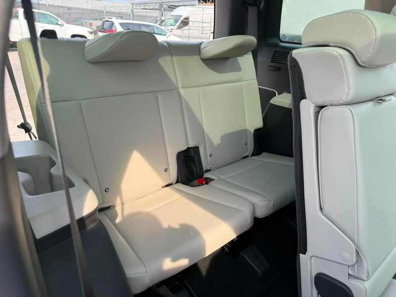Hyundai Santa Fe Hybrid Vehicle Full-screen Gallery Image 21
