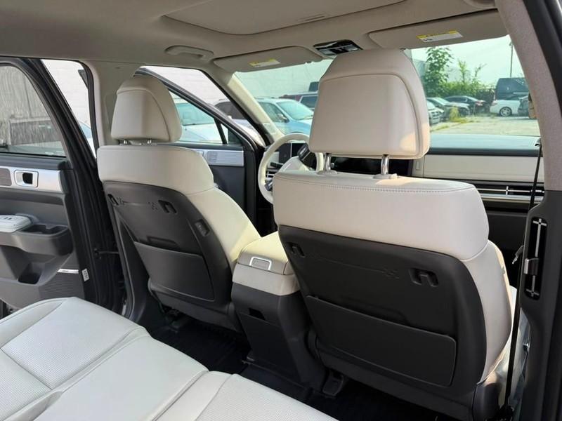 Hyundai Santa Fe Hybrid Vehicle Full-screen Gallery Image 23