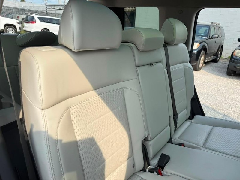 Hyundai Santa Fe Hybrid Vehicle Full-screen Gallery Image 24