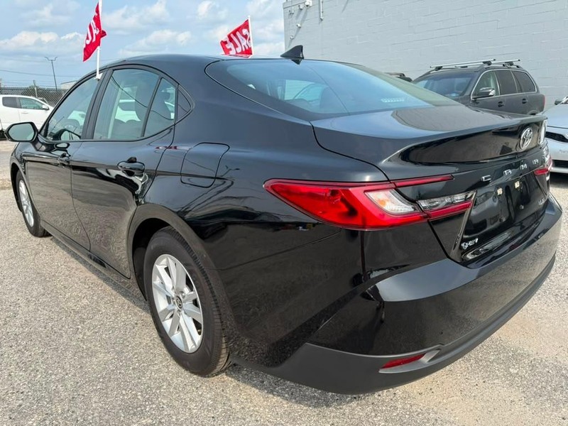 Toyota Camry Vehicle Full-screen Gallery Image 8