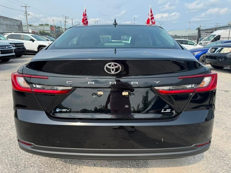 Toyota Camry Vehicle Full-screen Gallery Image 9
