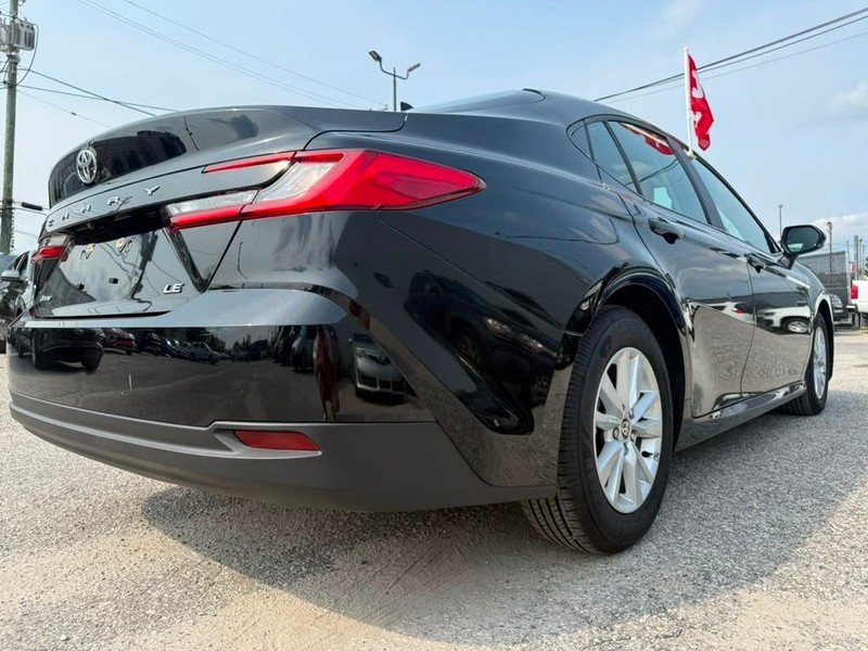 Toyota Camry Vehicle Full-screen Gallery Image 10
