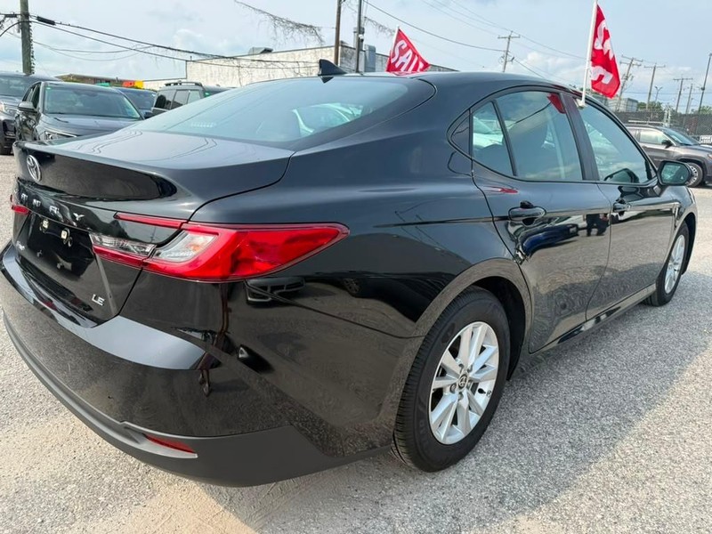 Toyota Camry Vehicle Full-screen Gallery Image 11
