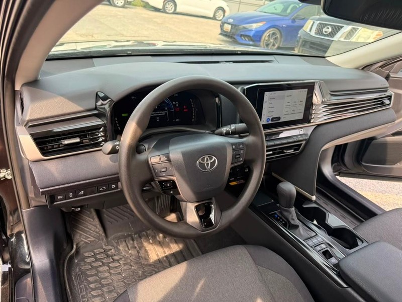 Toyota Camry Vehicle Full-screen Gallery Image 12