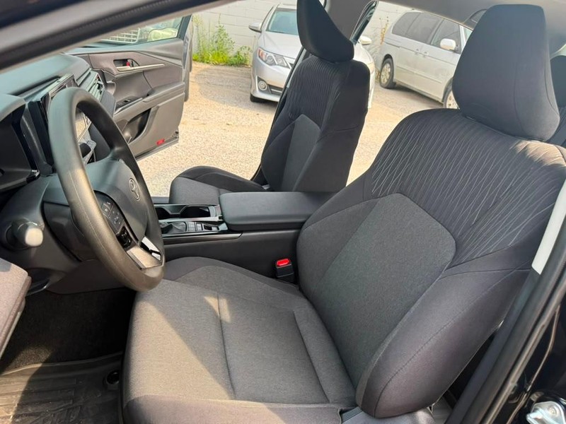 Toyota Camry Vehicle Full-screen Gallery Image 13