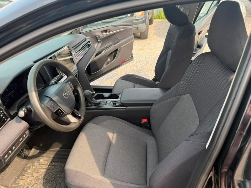 Toyota Camry Vehicle Full-screen Gallery Image 14