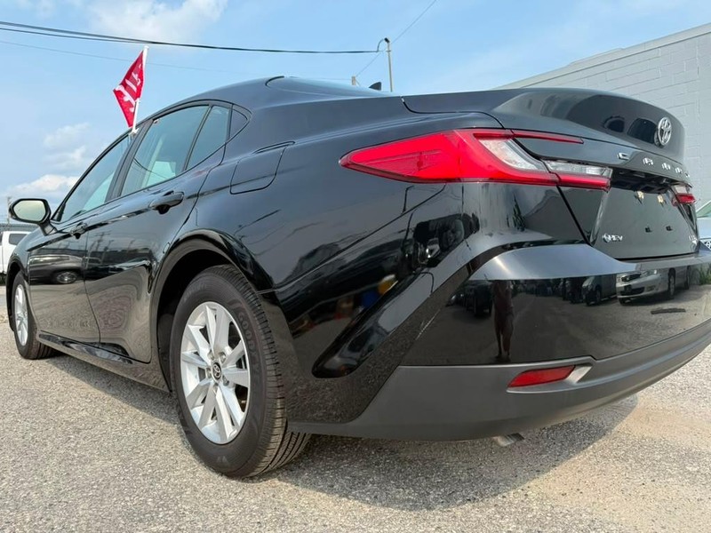 Toyota Camry Vehicle Full-screen Gallery Image 15