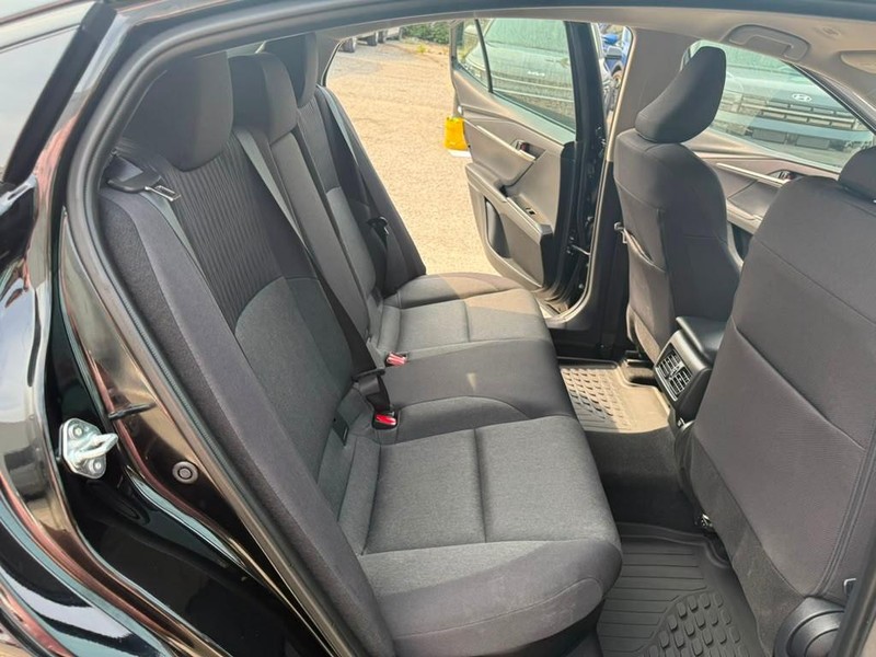 Toyota Camry Vehicle Full-screen Gallery Image 16