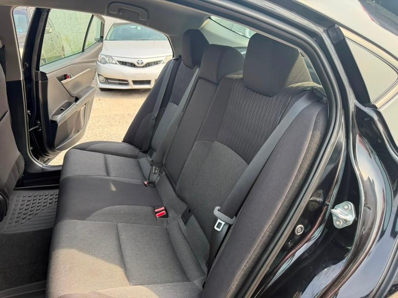 Toyota Camry Vehicle Full-screen Gallery Image 17