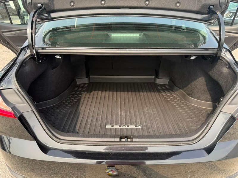 Toyota Camry Vehicle Full-screen Gallery Image 18