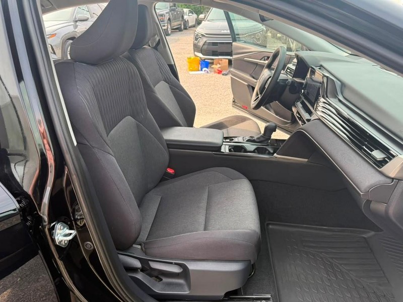 Toyota Camry Vehicle Full-screen Gallery Image 19