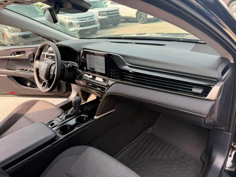 Toyota Camry Vehicle Full-screen Gallery Image 20