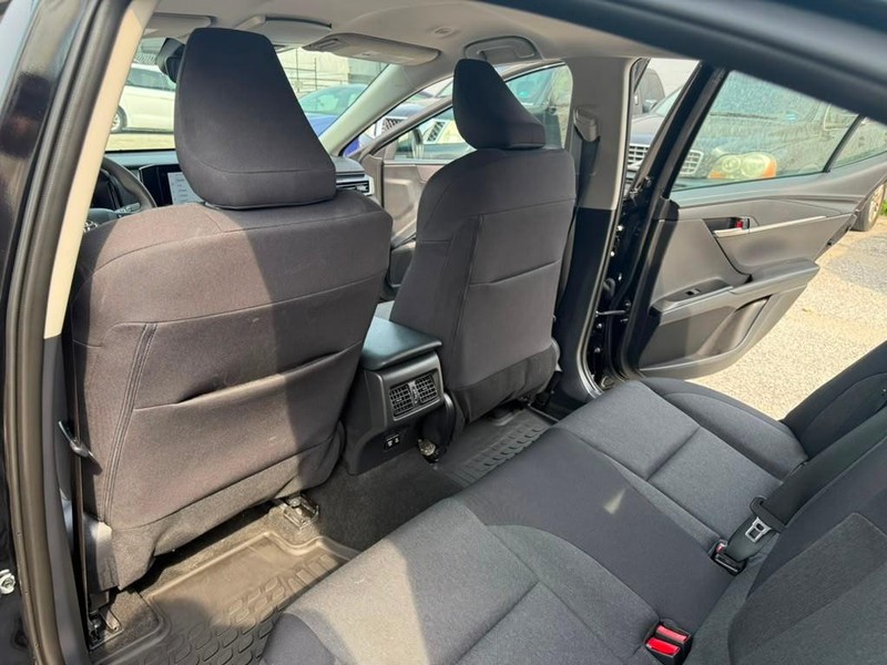 Toyota Camry Vehicle Full-screen Gallery Image 21