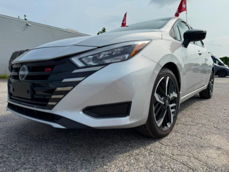 Nissan Versa Vehicle Full-screen Gallery Image 2