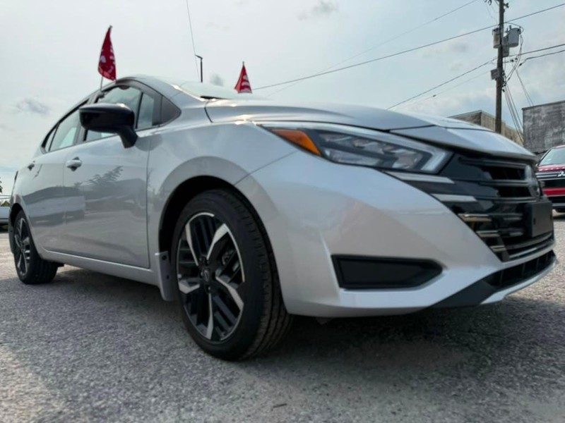 Nissan Versa Vehicle Full-screen Gallery Image 5