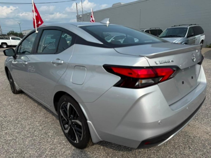 Nissan Versa Vehicle Full-screen Gallery Image 8