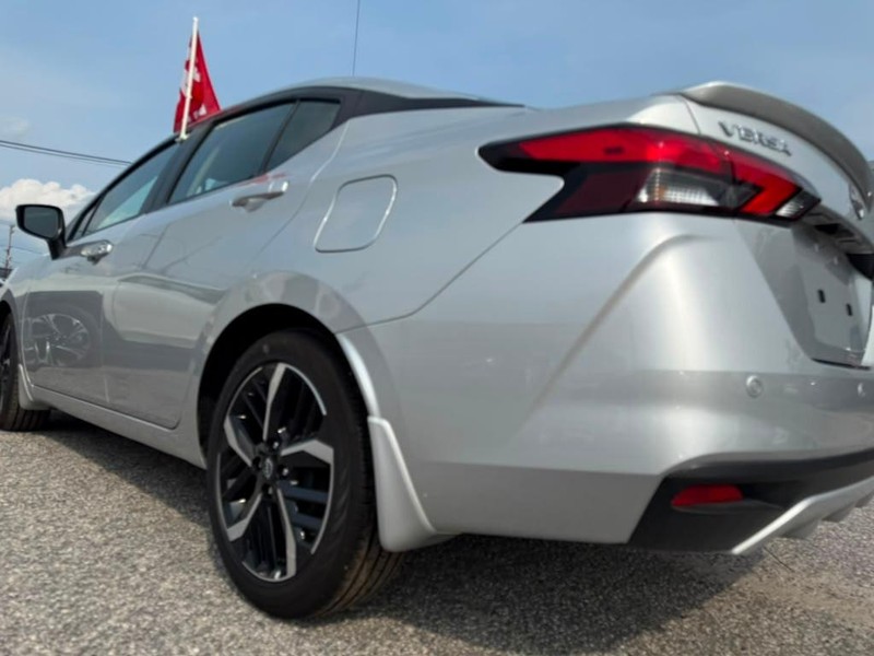 Nissan Versa Vehicle Full-screen Gallery Image 9
