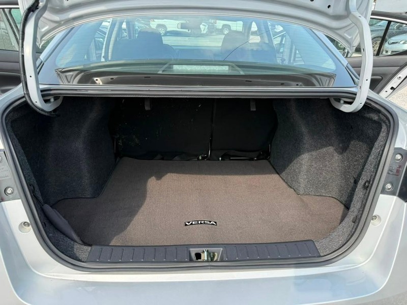Nissan Versa Vehicle Full-screen Gallery Image 15