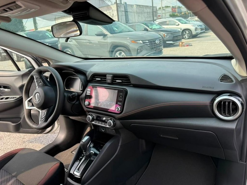 Nissan Versa Vehicle Full-screen Gallery Image 17
