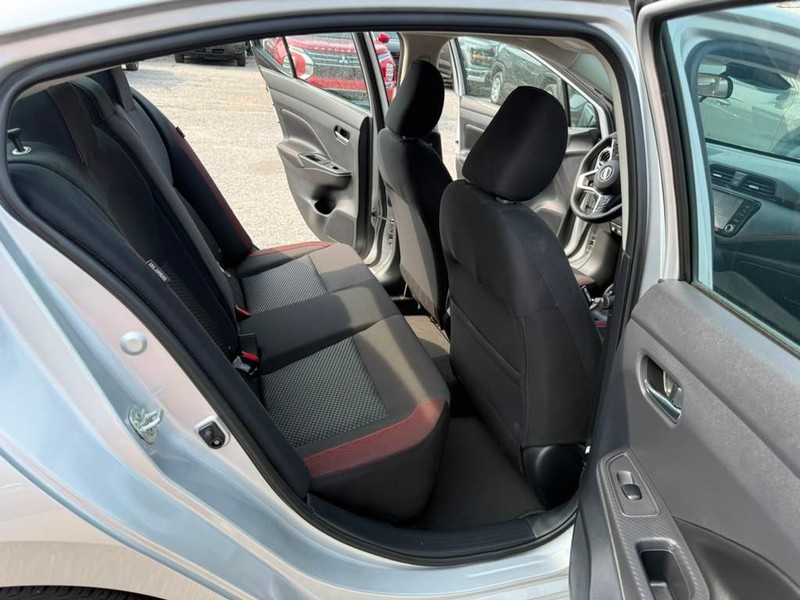 Nissan Versa Vehicle Full-screen Gallery Image 19