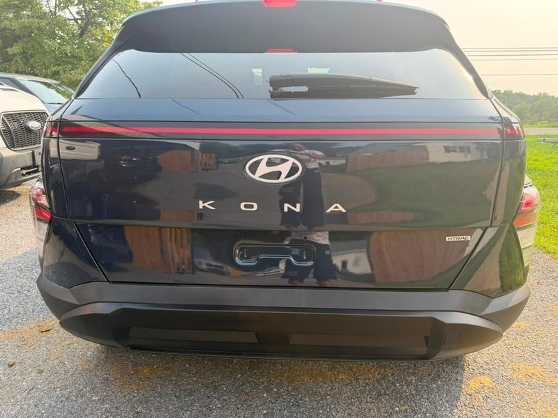 Hyundai Kona Vehicle Full-screen Gallery Image 12