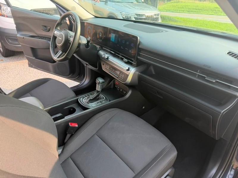 Hyundai Kona Vehicle Full-screen Gallery Image 24