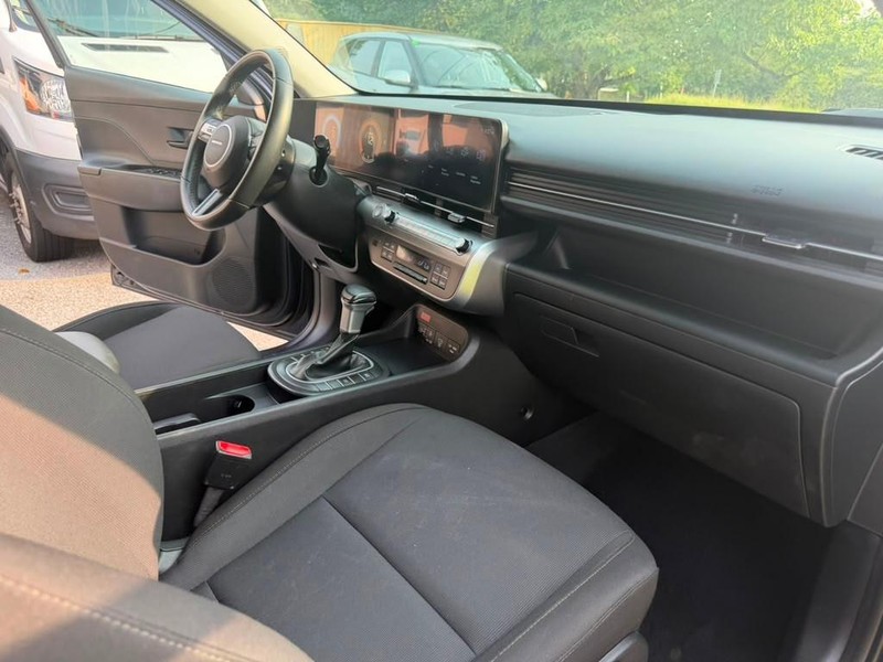 Hyundai Kona Vehicle Full-screen Gallery Image 25
