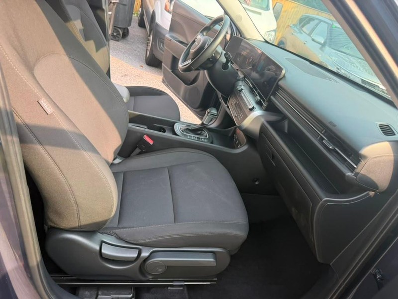 Hyundai Kona Vehicle Full-screen Gallery Image 30