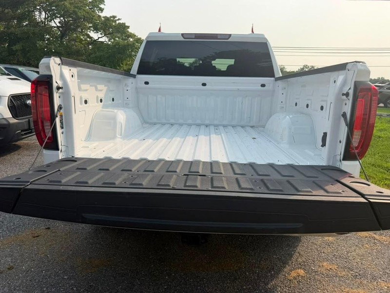 GMC Sierra 1500 Vehicle Full-screen Gallery Image 12