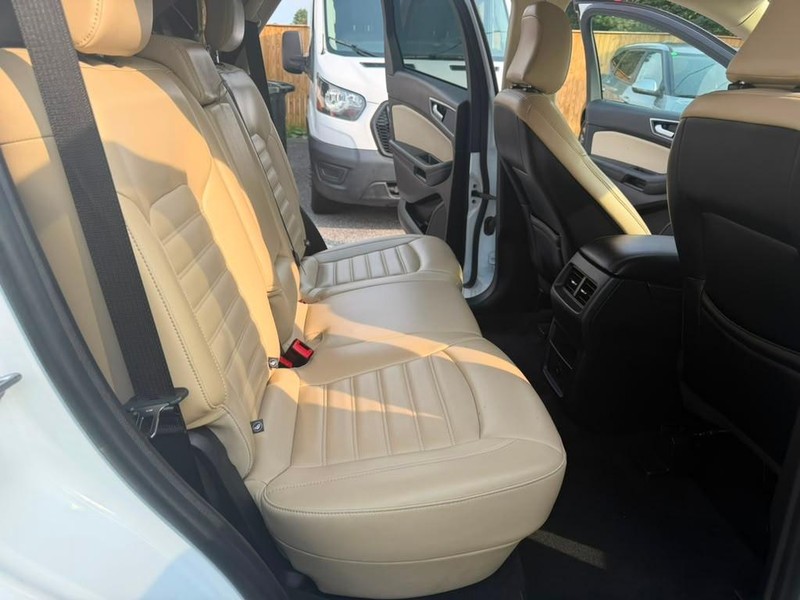 Ford Edge Vehicle Full-screen Gallery Image 16