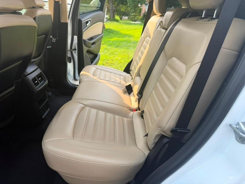 Ford Edge Vehicle Full-screen Gallery Image 17
