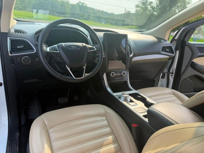 Ford Edge Vehicle Full-screen Gallery Image 18