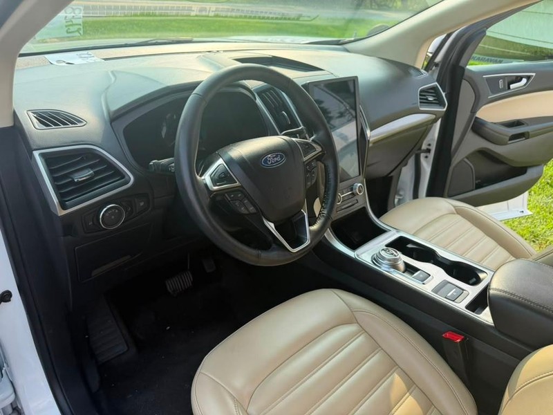 Ford Edge Vehicle Full-screen Gallery Image 19